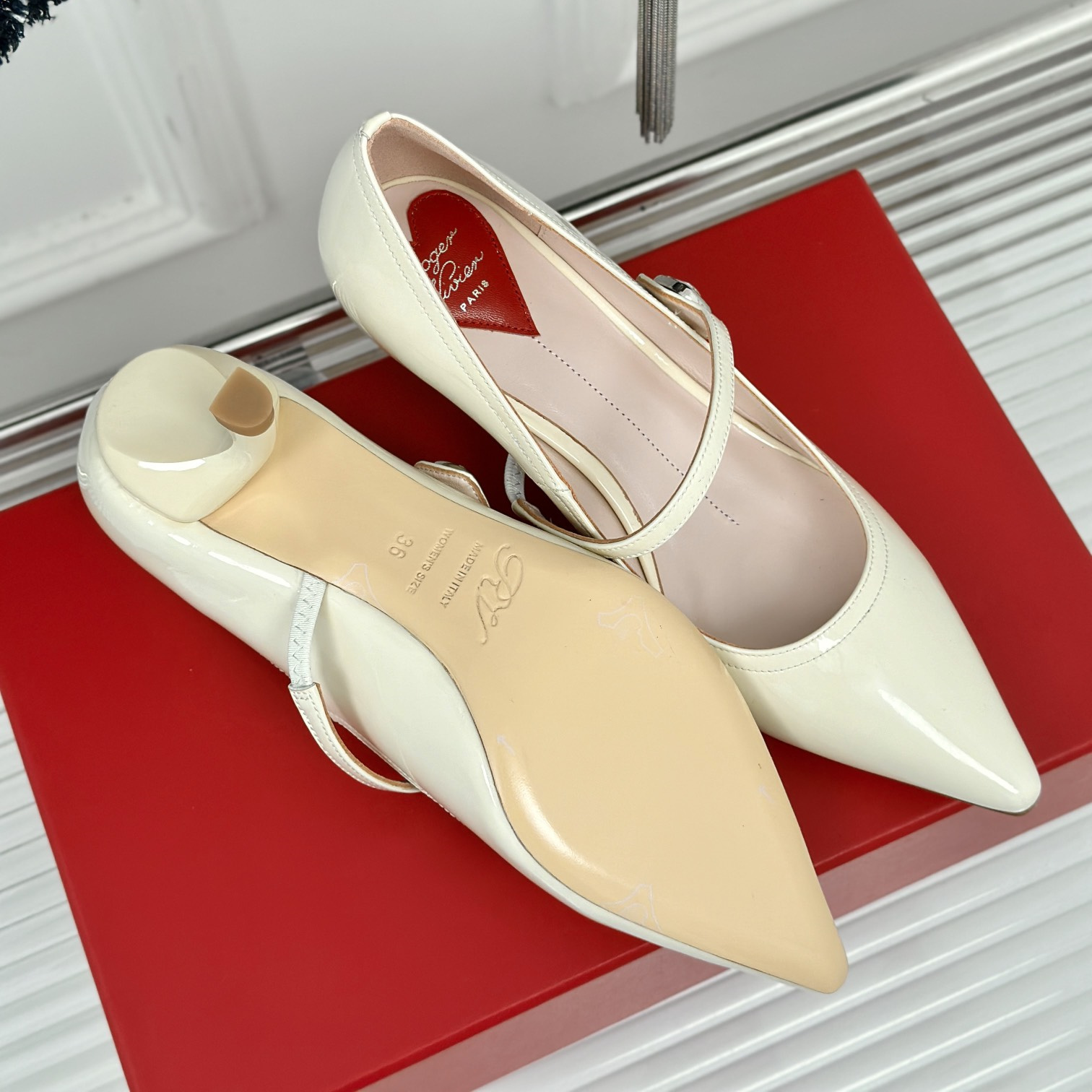 高仿RogerVivier*RVW6375尖頭鑽扣高踭鞋裸色5.6CM免檢版