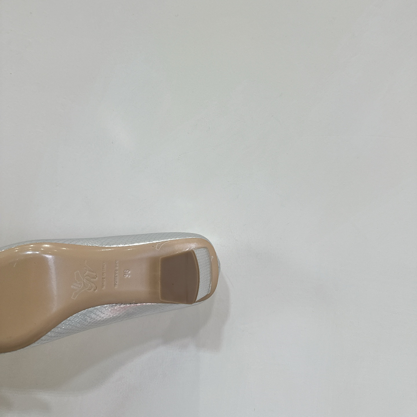 高仿RogerVivier*RVW0062水鑽中踭鞋蛇紋銀色4.5CM免檢版