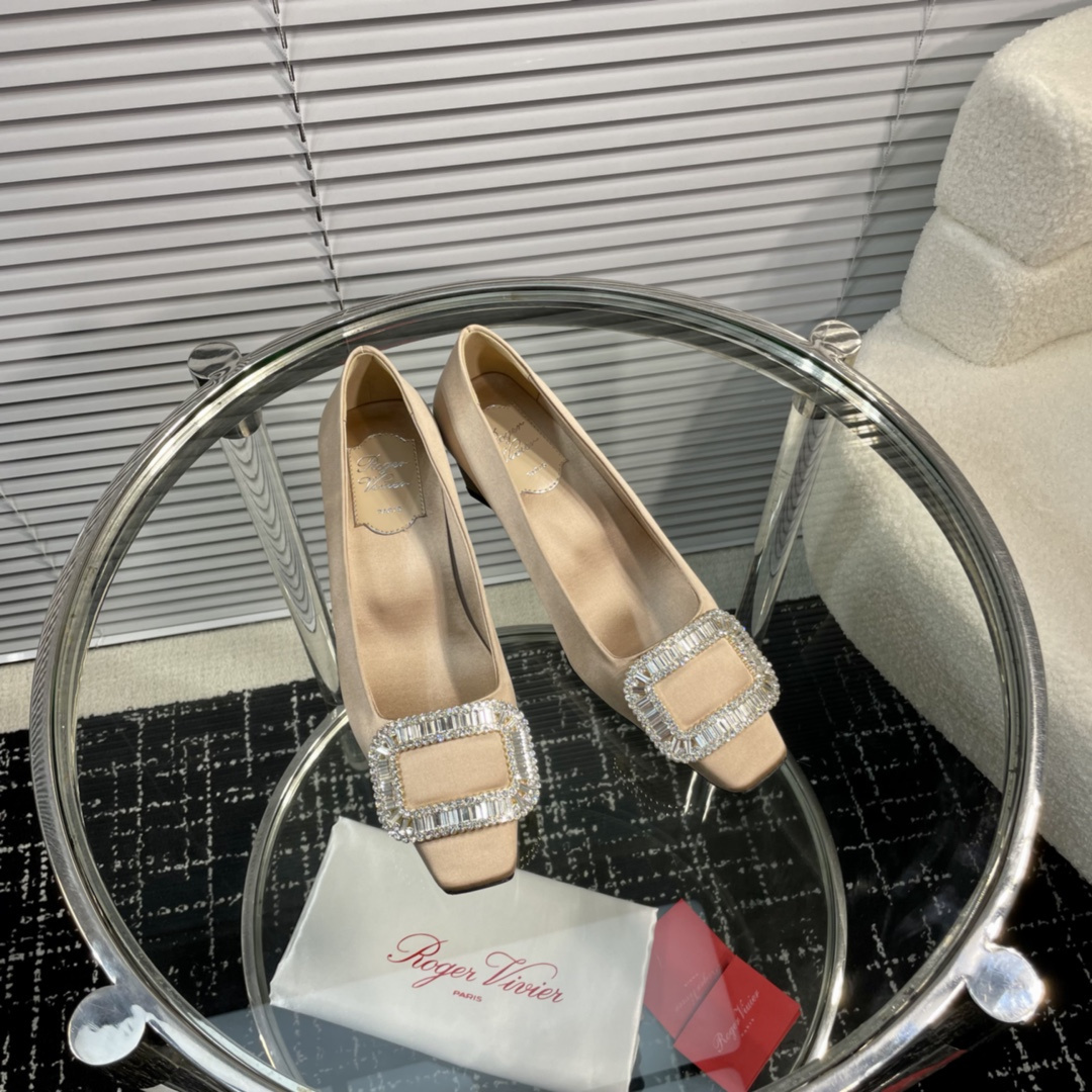 高仿RogerVivier*RVW0161飾扣真絲單鞋裸色4.5CM免檢版