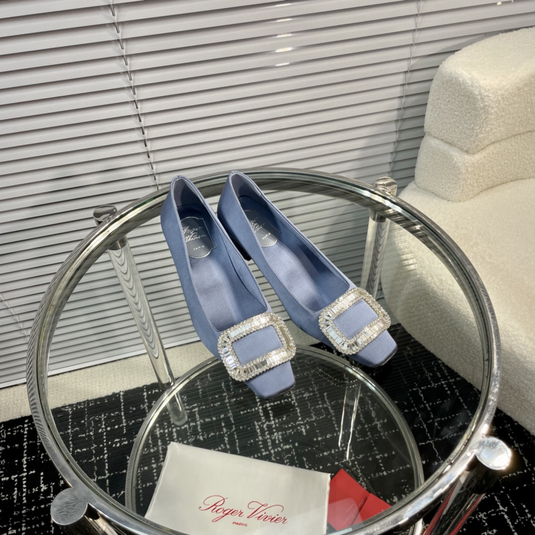 高仿RogerVivier*RVW0164飾扣真絲單鞋淺藍4.5CM免檢版