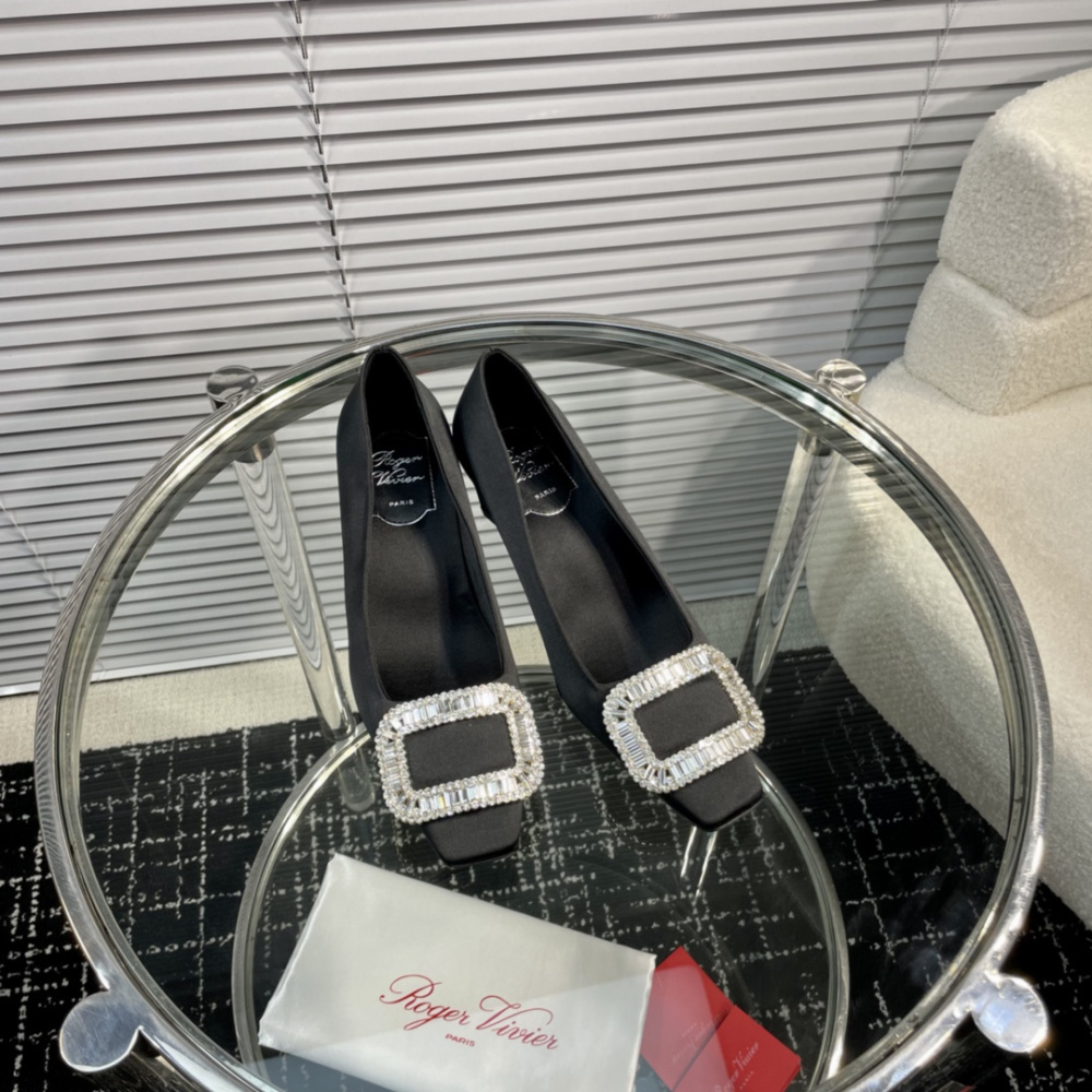 高仿RogerVivier*RVW0060飾扣真絲單鞋黑色4.5CM免檢版