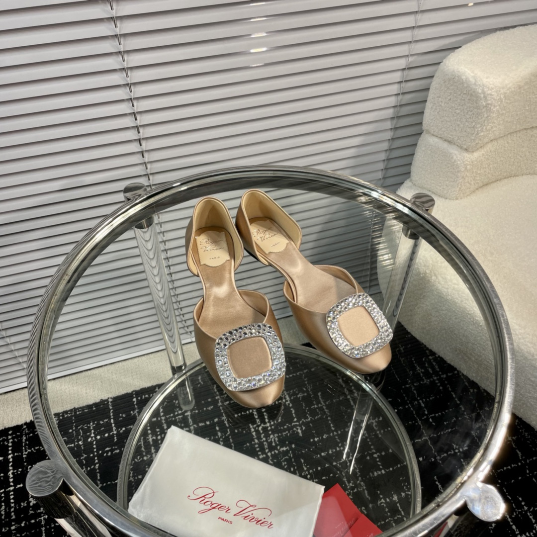 高仿RogerVivier*RVW0880鑽扣中空平底鞋金色免檢版