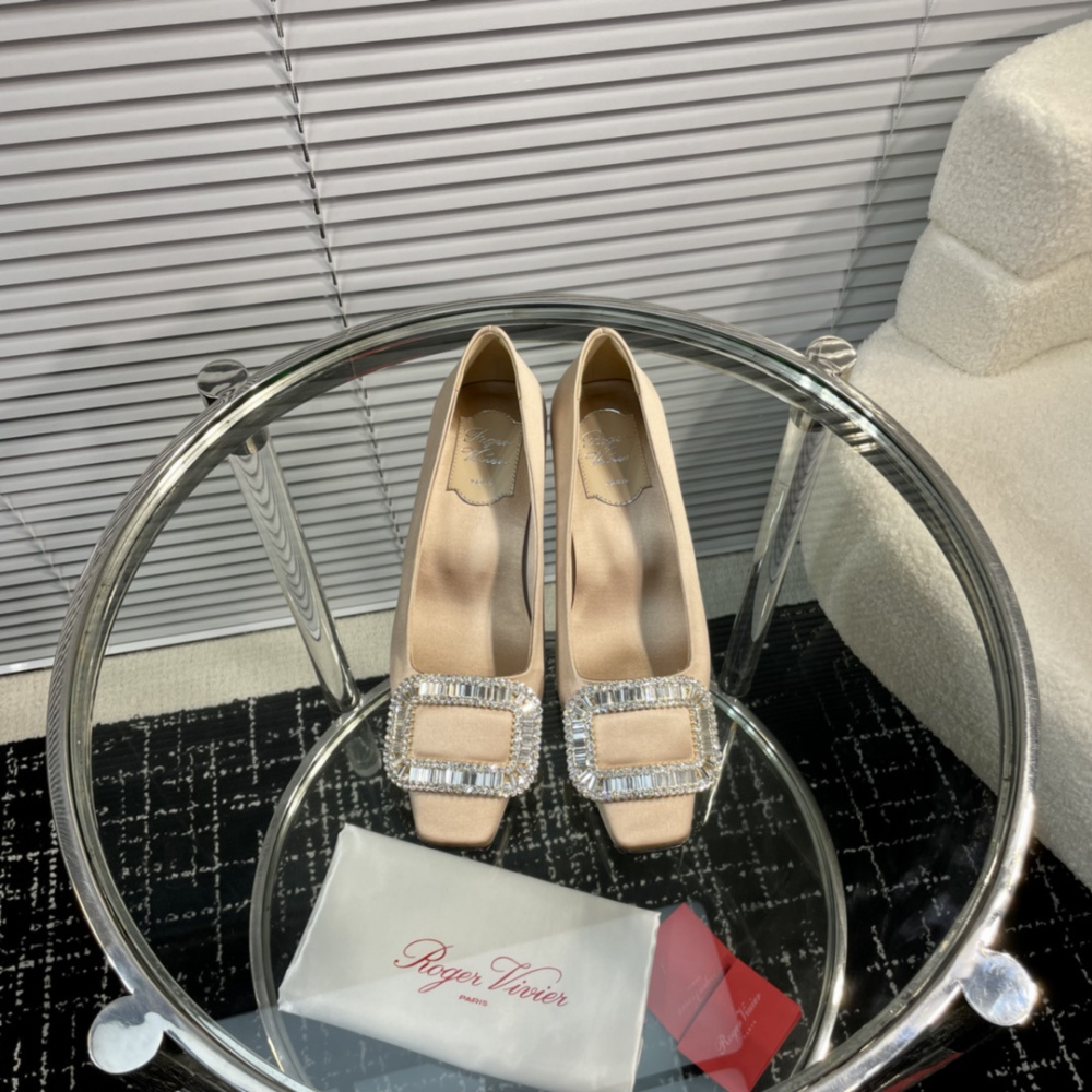 高仿RogerVivier*RVW0161飾扣真絲單鞋裸色4.5CM免檢版