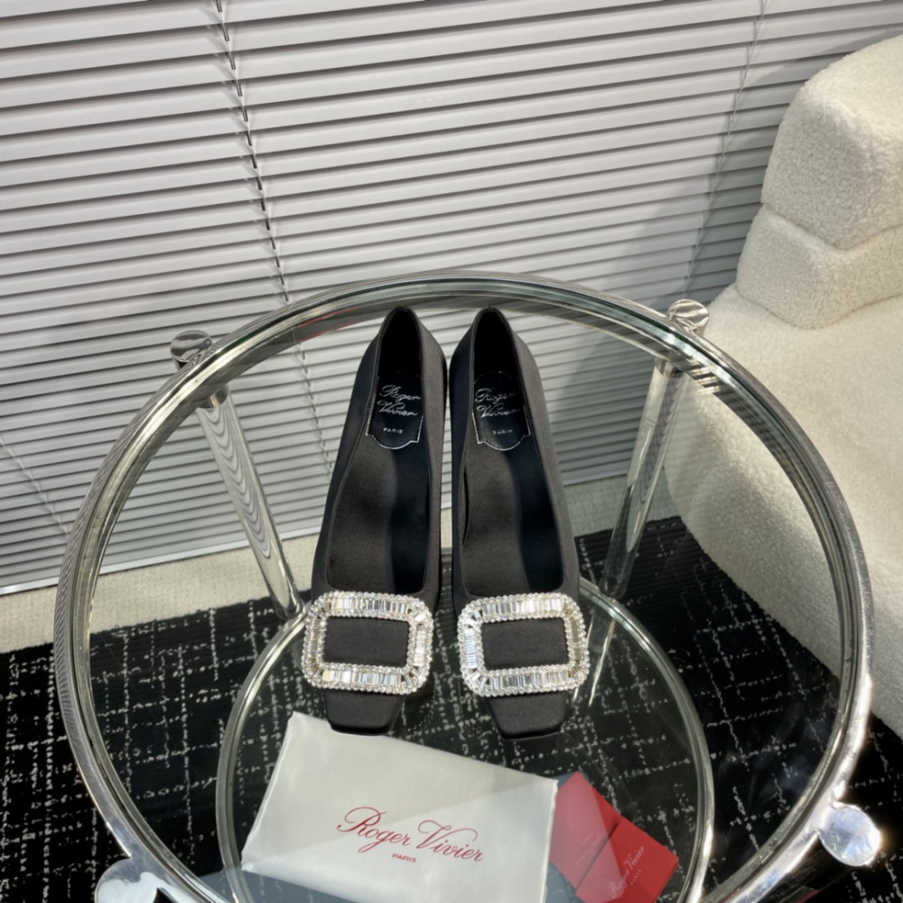 高仿RogerVivier*RVW0060飾扣真絲單鞋黑色4.5CM免檢版