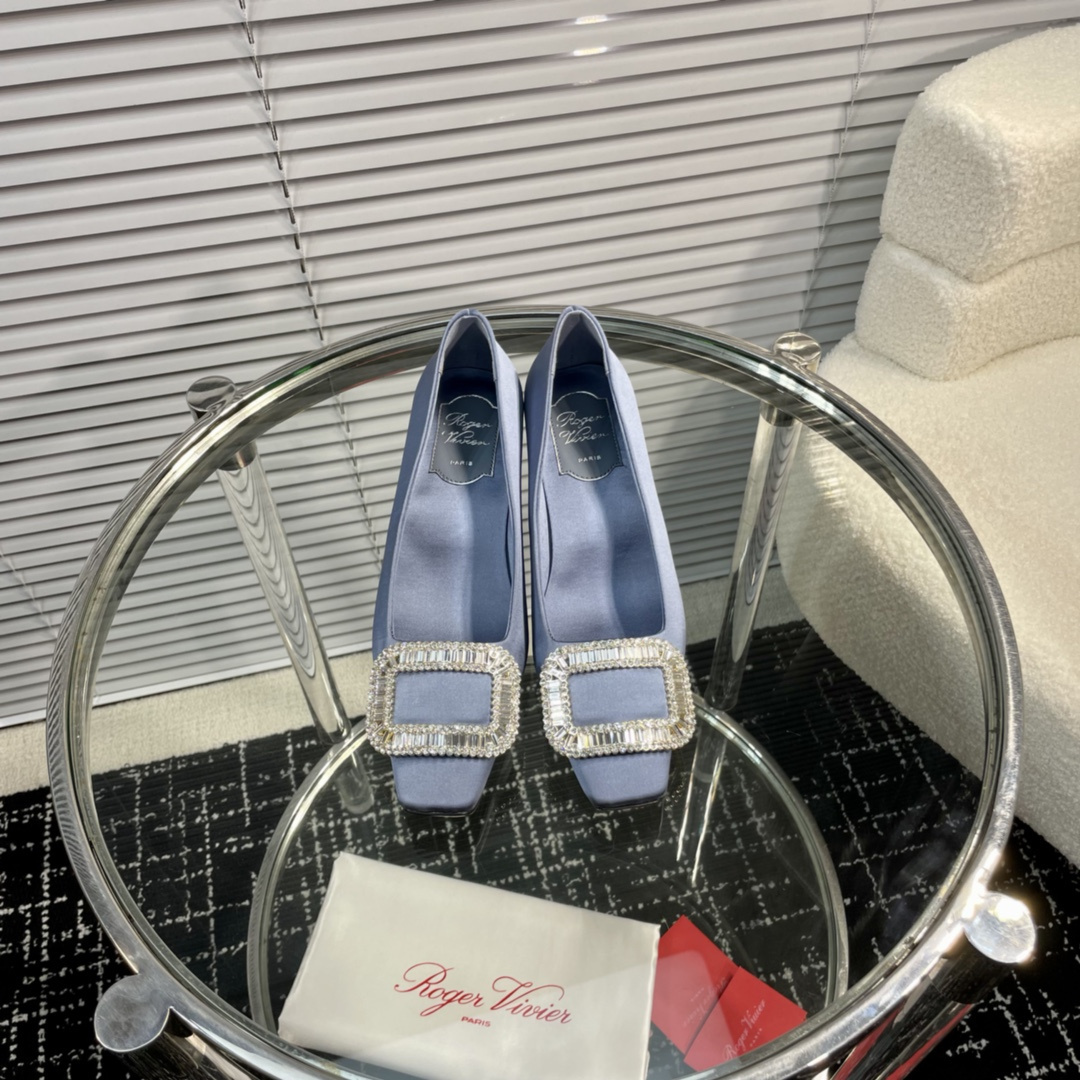 高仿RogerVivier*RVW0164飾扣真絲單鞋淺藍4.5CM免檢版