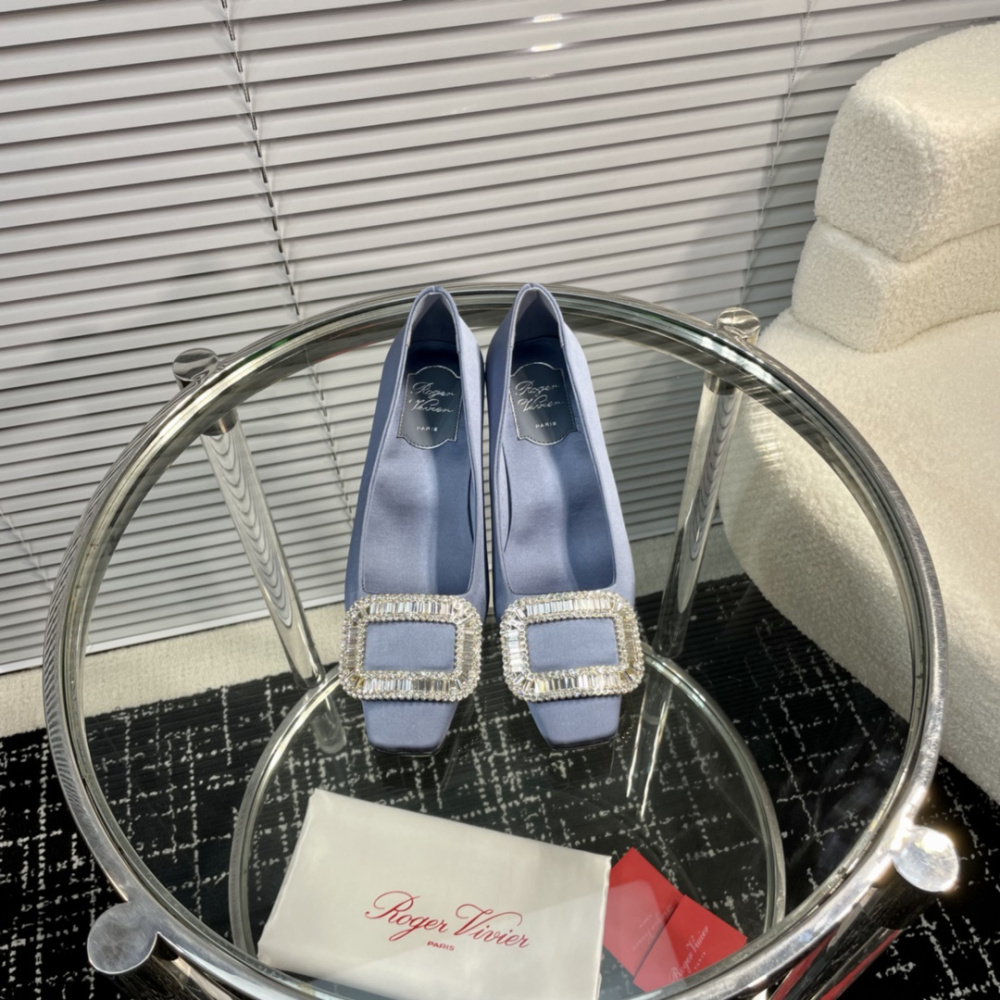 高仿RogerVivier*RVW0164飾扣真絲單鞋淺藍4.5CM免檢版