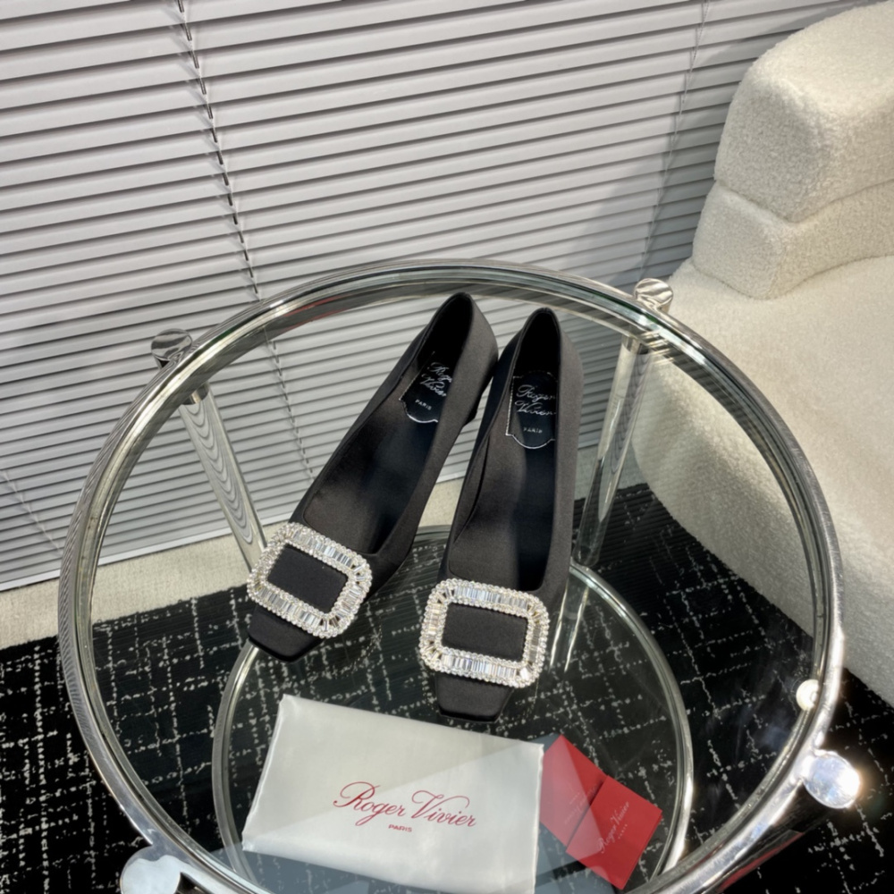 高仿RogerVivier*RVW0060飾扣真絲單鞋黑色4.5CM免檢版