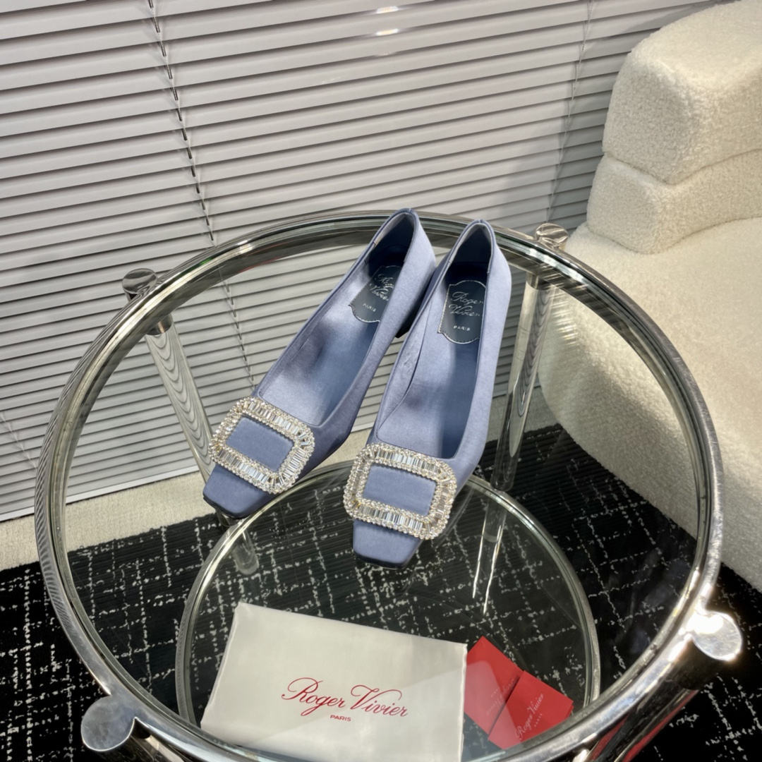 高仿RogerVivier*RVW0164飾扣真絲單鞋淺藍4.5CM免檢版