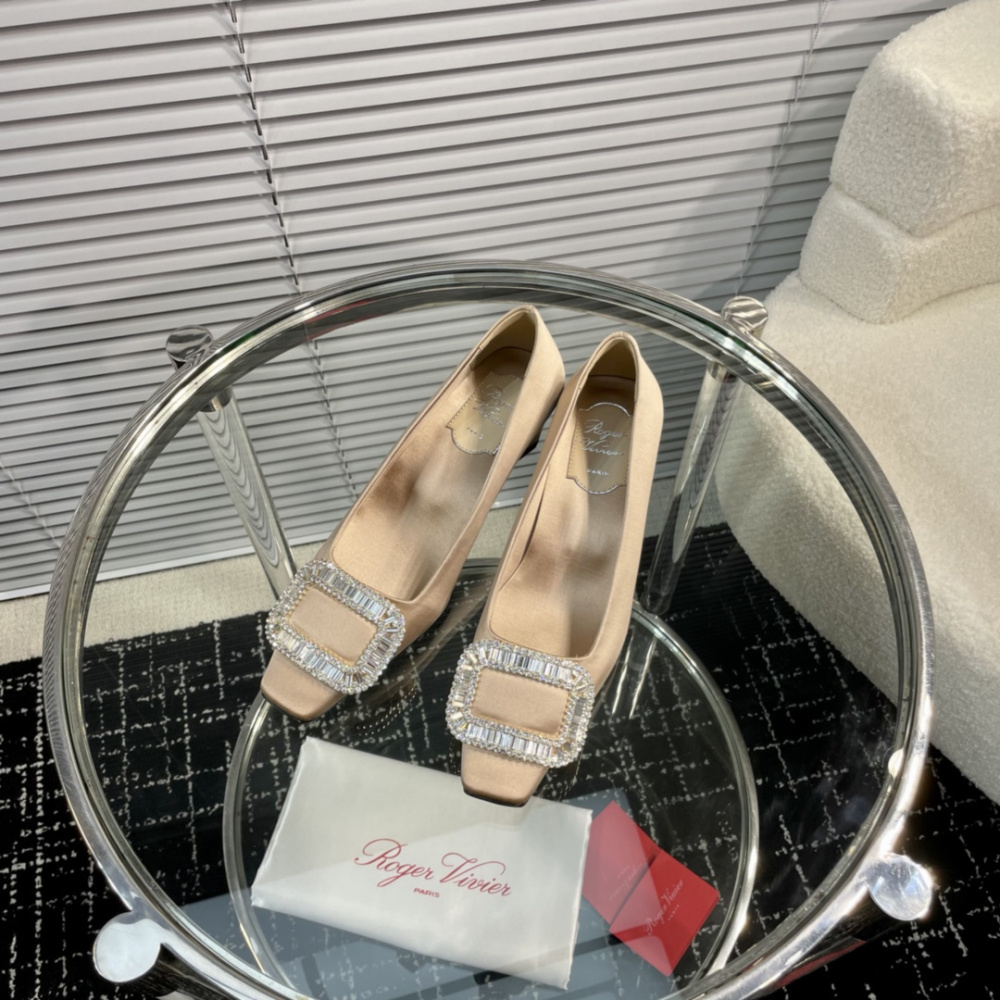 高仿RogerVivier*RVW0161飾扣真絲單鞋裸色4.5CM免檢版