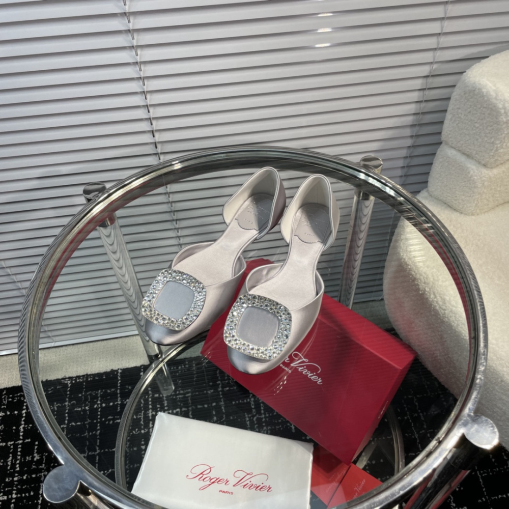 高仿RogerVivier*RVW0882鑽扣中空平底鞋銀色免檢版