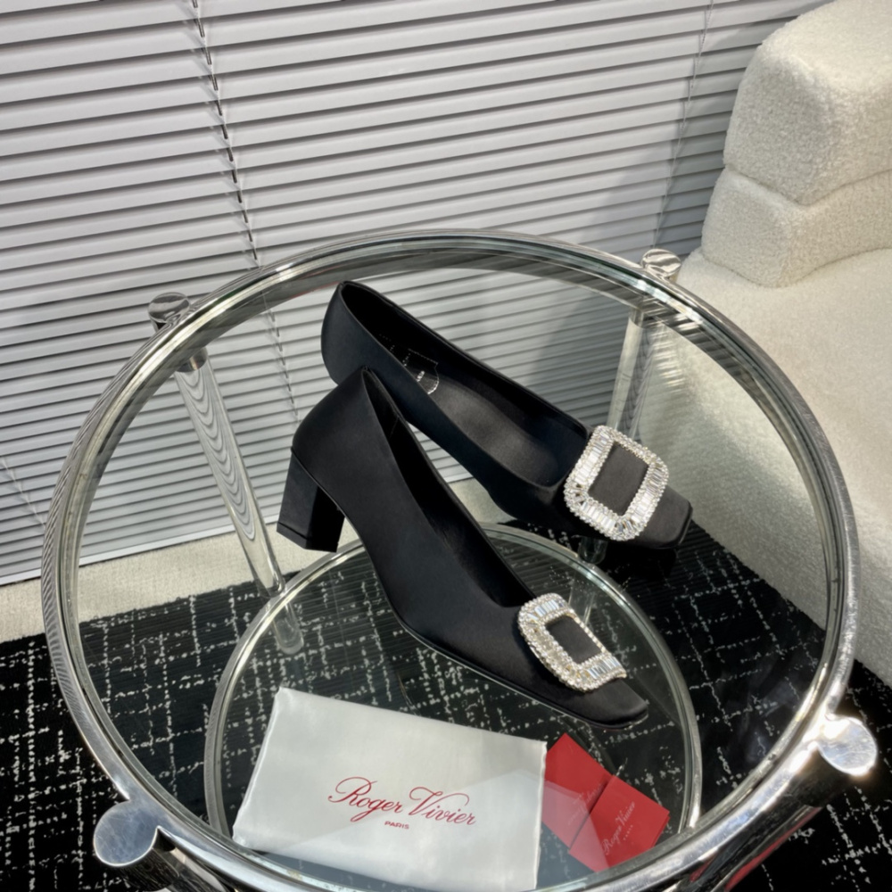 高仿RogerVivier*RVW0060飾扣真絲單鞋黑色4.5CM免檢版