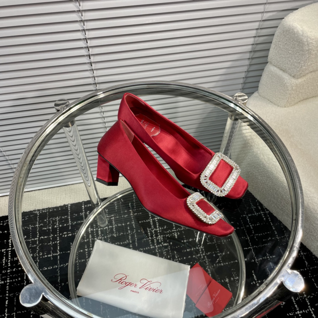高仿RogerVivier*RVW0163飾扣真絲單鞋紅色4.5CM免檢版