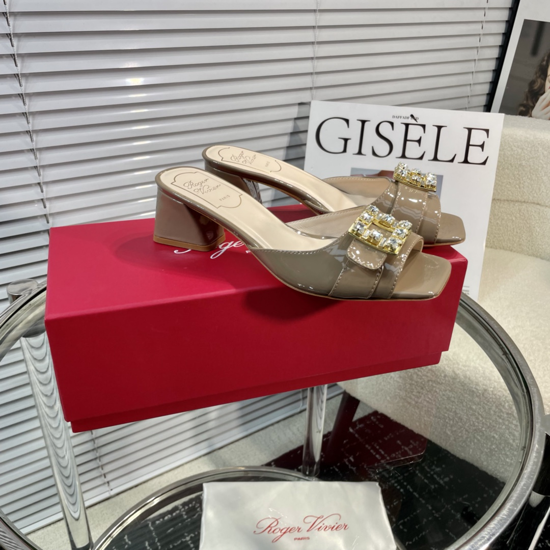 高仿RogerVivier*RVW5366鑽扣一字拖鞋漆皮卡其4.5CM免檢版