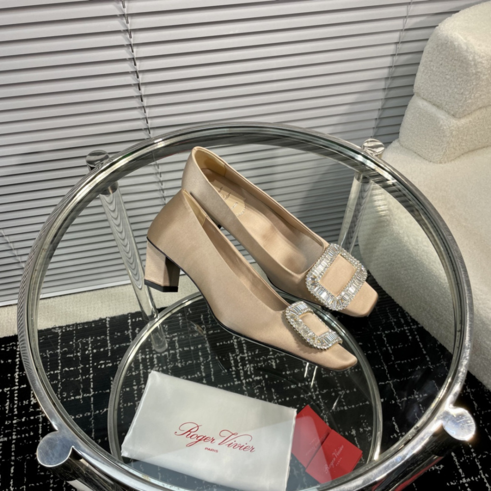 高仿RogerVivier*RVW0161飾扣真絲單鞋裸色4.5CM免檢版