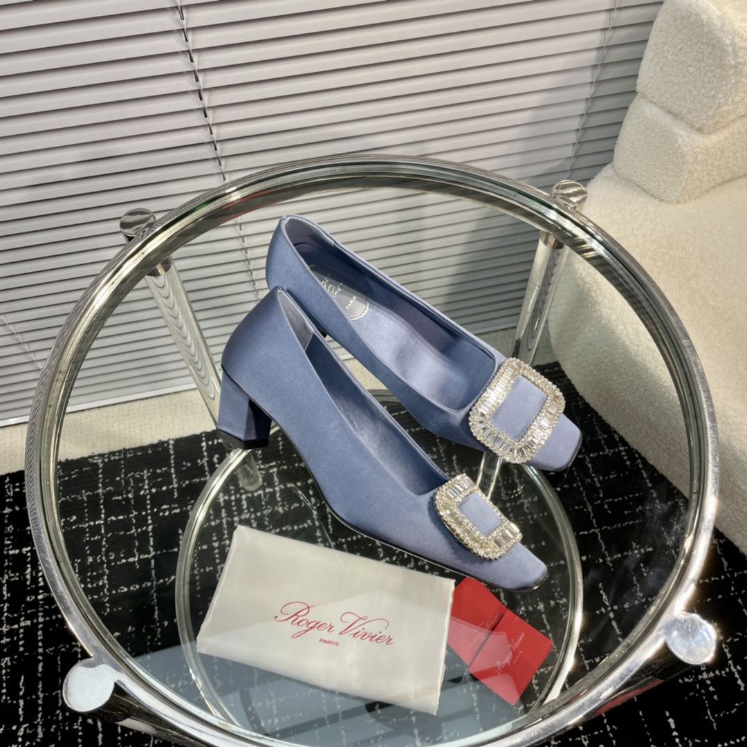 高仿RogerVivier*RVW0164飾扣真絲單鞋淺藍4.5CM免檢版