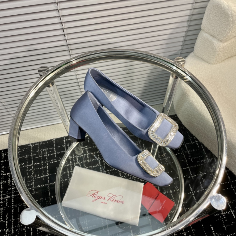 高仿RogerVivier*RVW0164飾扣真絲單鞋淺藍4.5CM免檢版