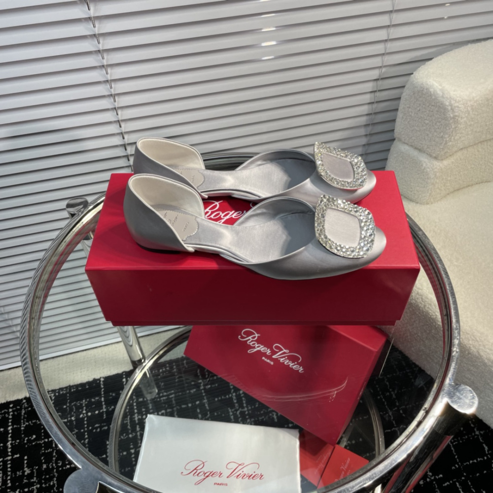高仿RogerVivier*RVW0882鑽扣中空平底鞋銀色免檢版