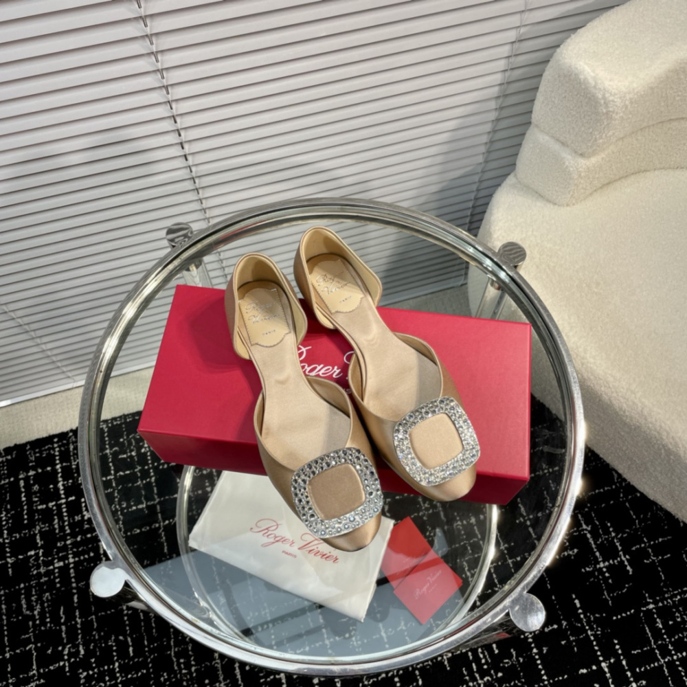 高仿RogerVivier*RVW0880鑽扣中空平底鞋金色免檢版