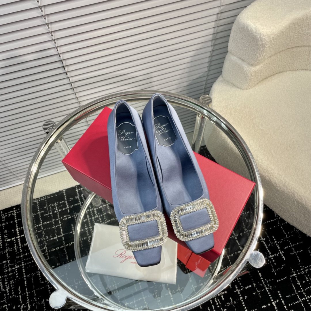 高仿RogerVivier*RVW0164飾扣真絲單鞋淺藍4.5CM免檢版