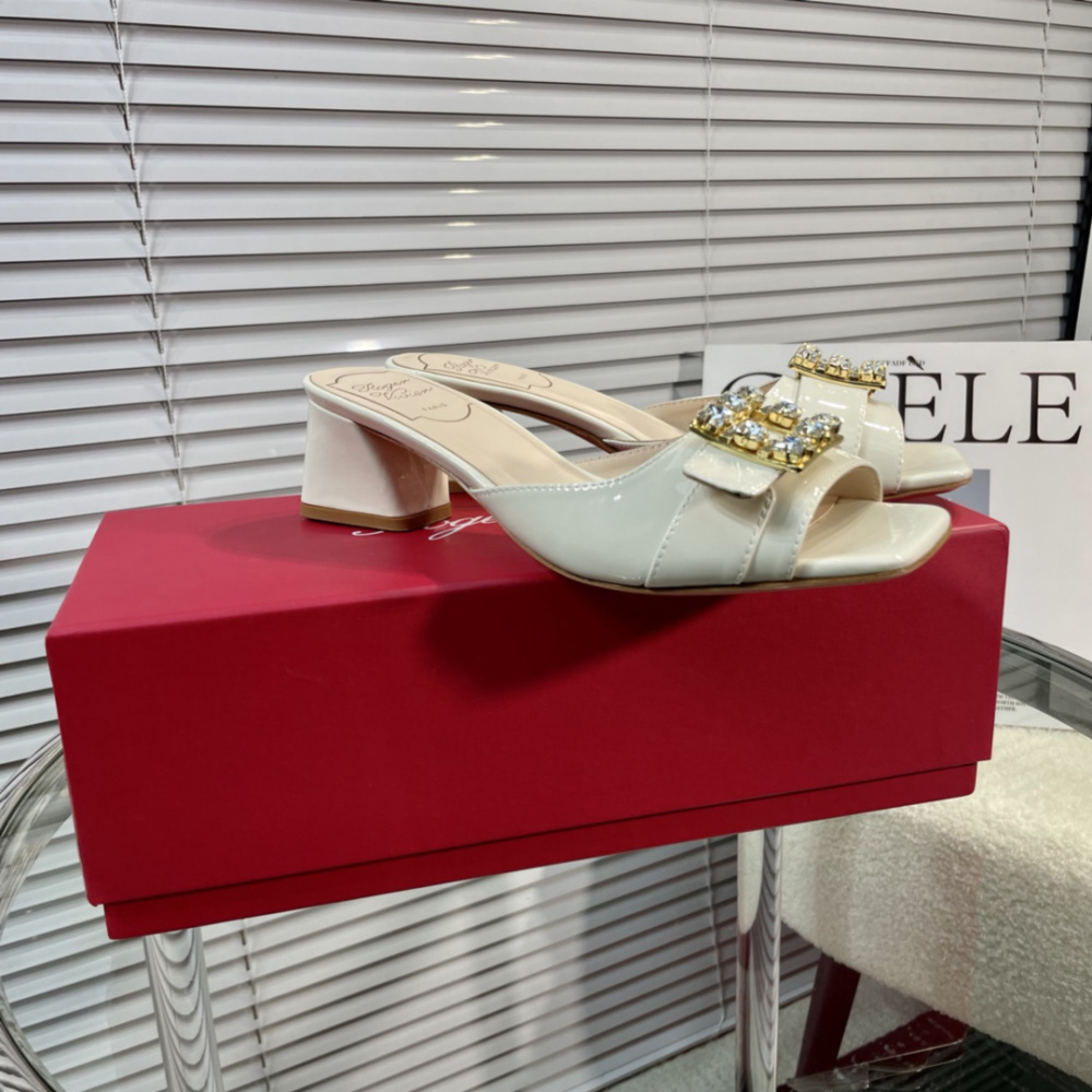 高仿RogerVivier*RVW5365鑽扣一字拖鞋漆皮白色4.5CM免檢版