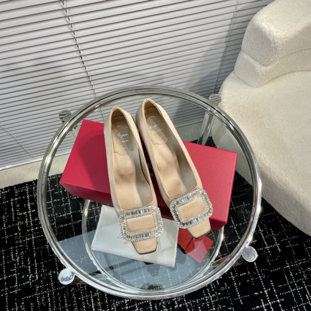 高仿RogerVivier*RVW0161飾扣真絲單鞋裸色4.5CM免檢版