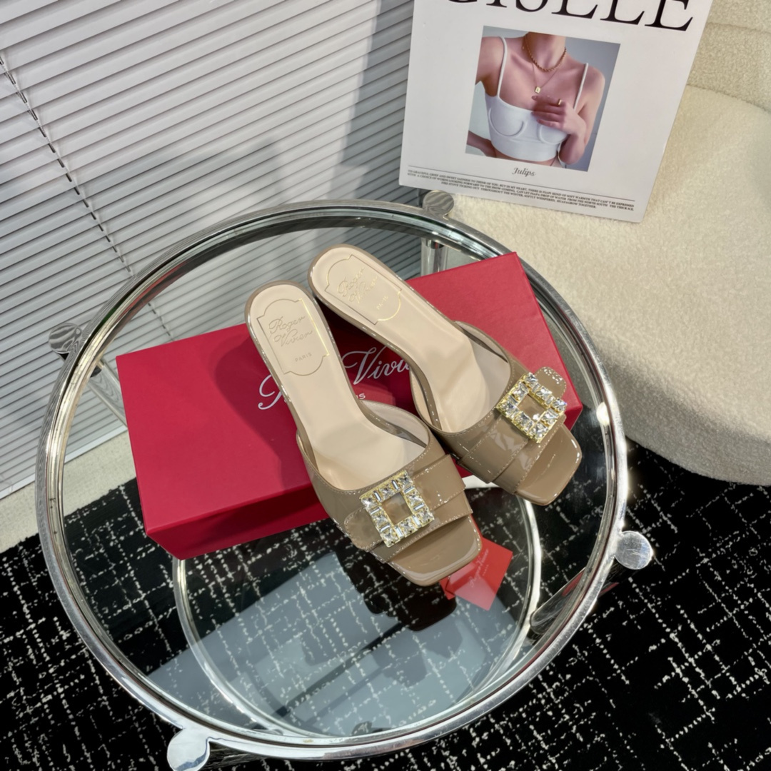 高仿RogerVivier*RVW5366鑽扣一字拖鞋漆皮卡其4.5CM免檢版
