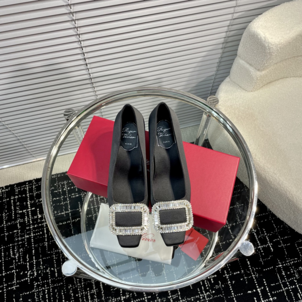 高仿RogerVivier*RVW0060飾扣真絲單鞋黑色4.5CM免檢版