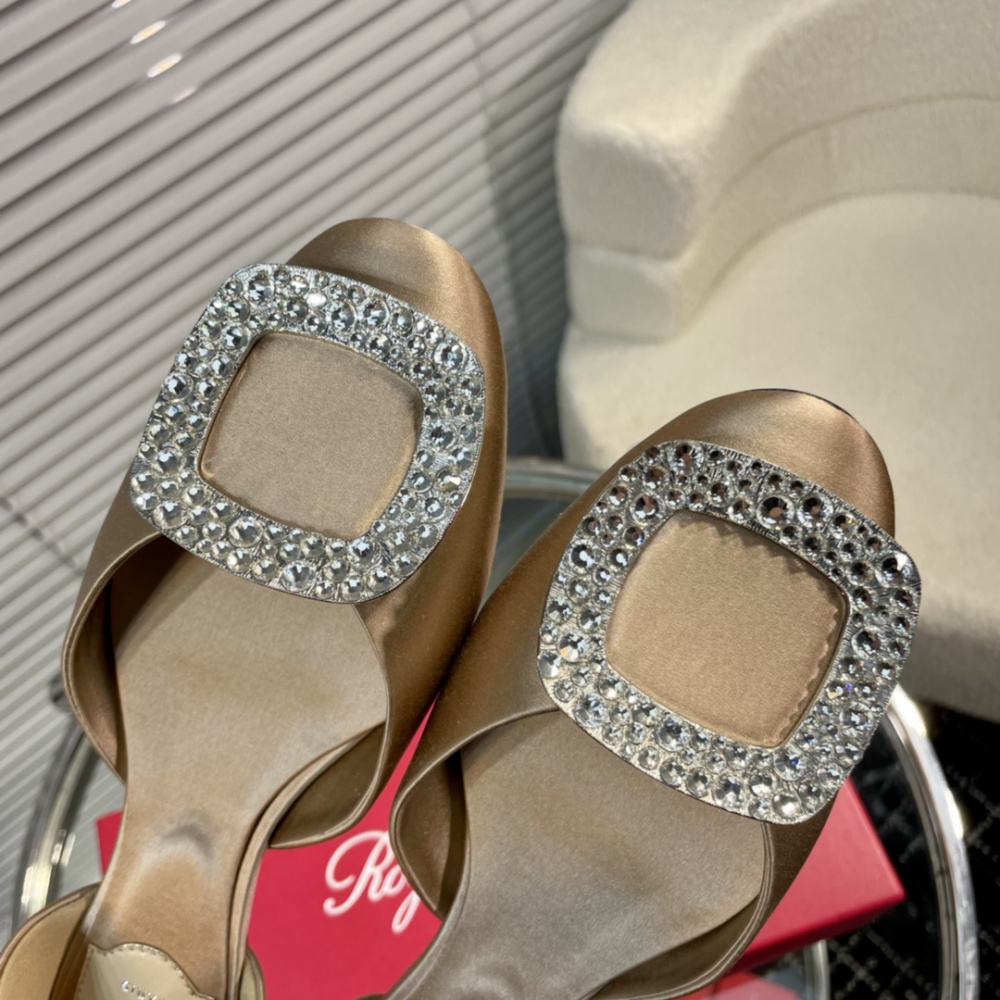 高仿RogerVivier*RVW0880鑽扣中空平底鞋金色免檢版