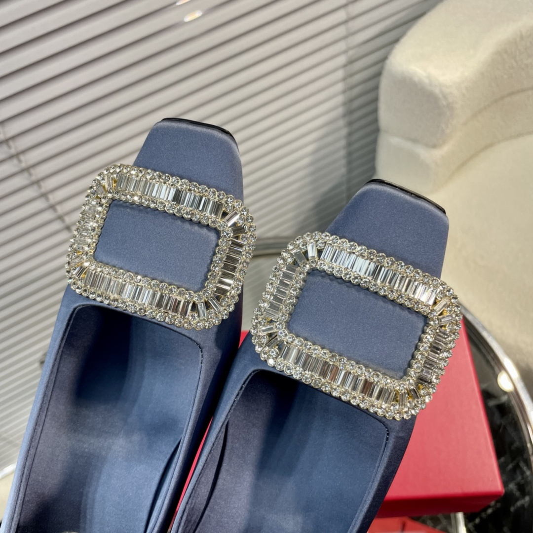 高仿RogerVivier*RVW0164飾扣真絲單鞋淺藍4.5CM免檢版