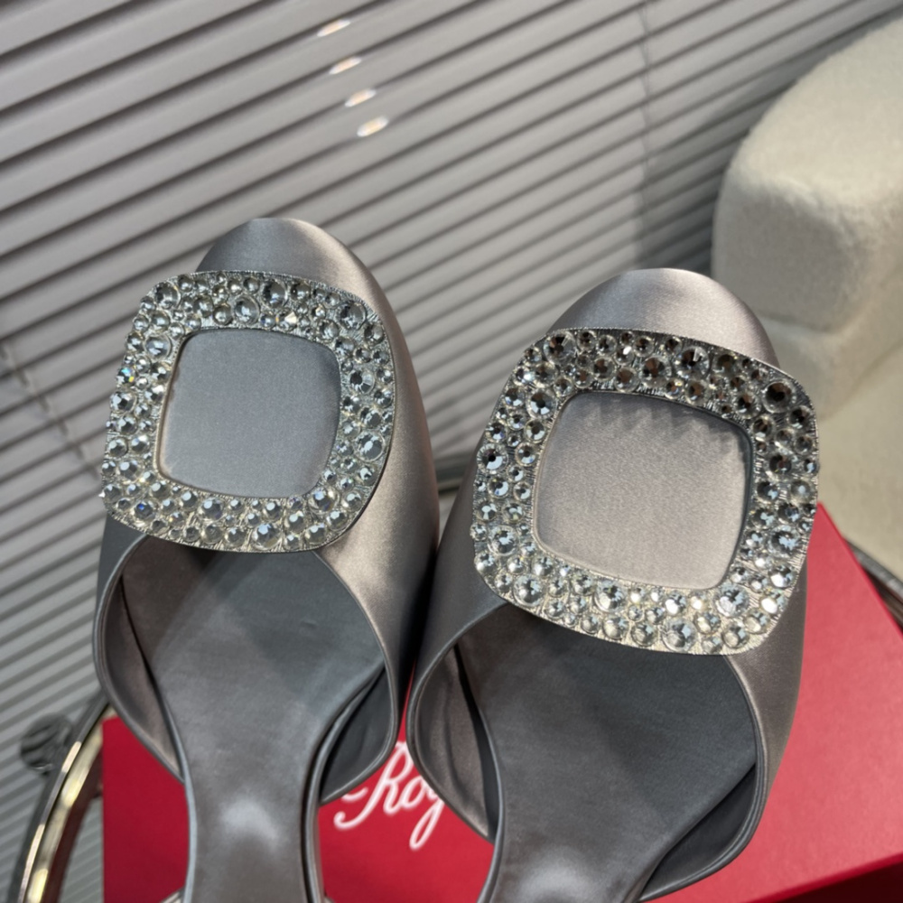 高仿RogerVivier*RVW0882鑽扣中空平底鞋銀色免檢版