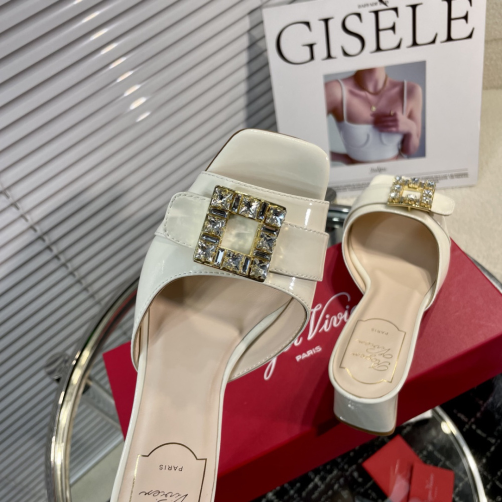 高仿RogerVivier*RVW5365鑽扣一字拖鞋漆皮白色4.5CM免檢版