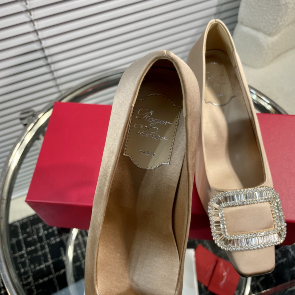 高仿RogerVivier*RVW0161飾扣真絲單鞋裸色4.5CM免檢版