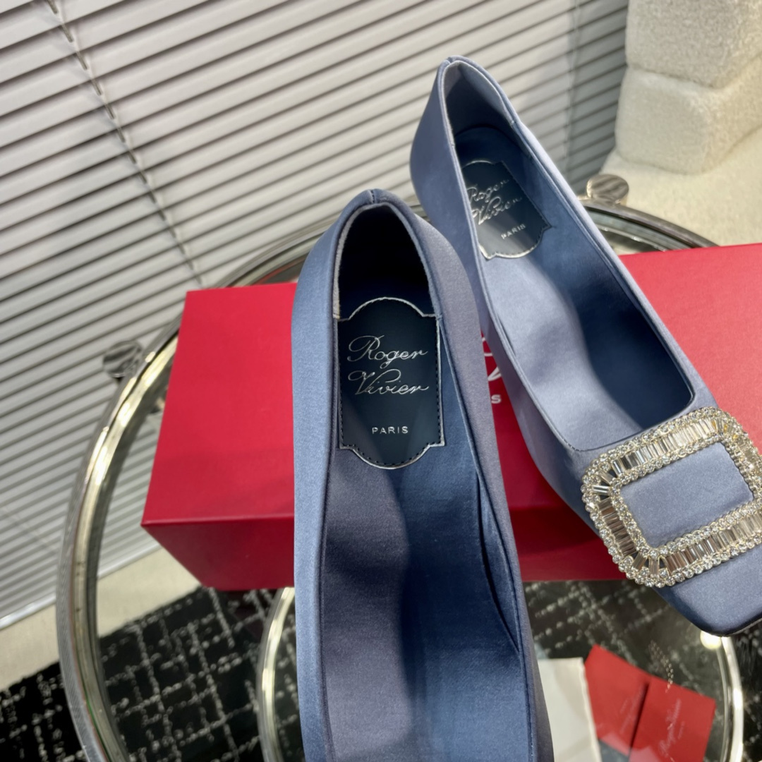 高仿RogerVivier*RVW0164飾扣真絲單鞋淺藍4.5CM免檢版