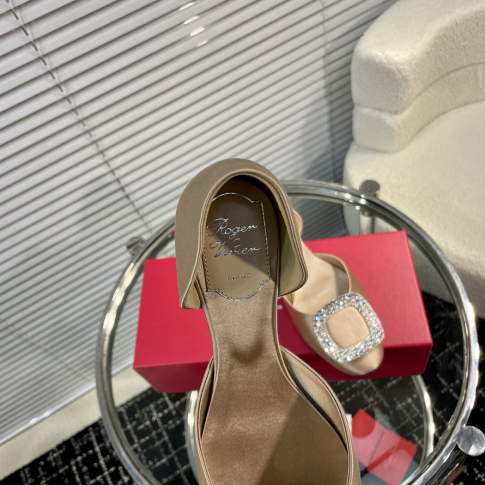 高仿RogerVivier*RVW0880鑽扣中空平底鞋金色免檢版