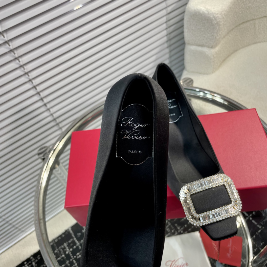 高仿RogerVivier*RVW0060飾扣真絲單鞋黑色4.5CM免檢版