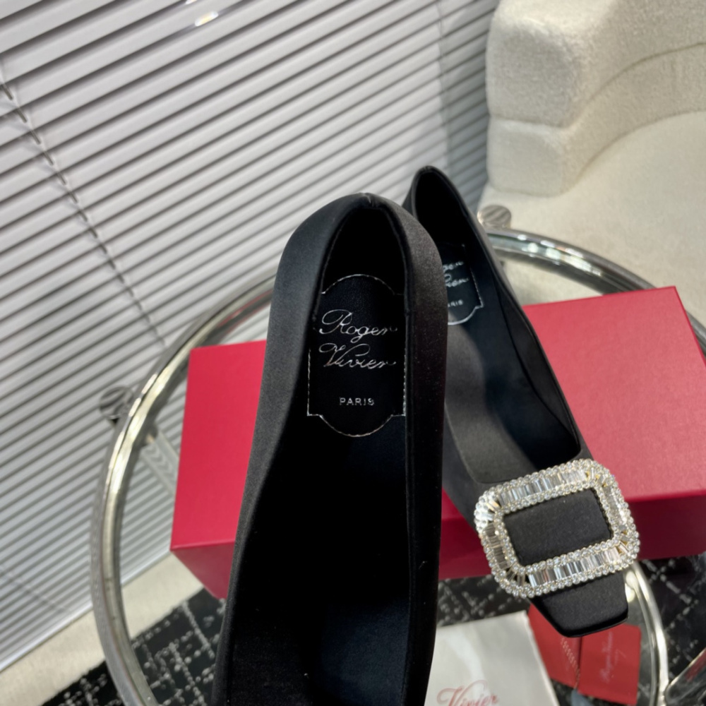 高仿RogerVivier*RVW0060飾扣真絲單鞋黑色4.5CM免檢版
