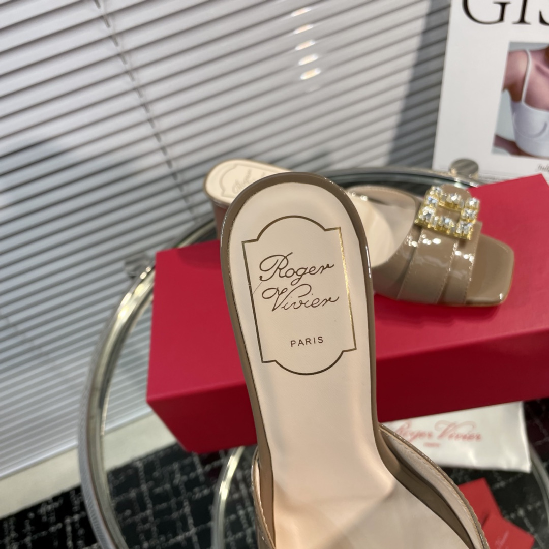 高仿RogerVivier*RVW5366鑽扣一字拖鞋漆皮卡其4.5CM免檢版