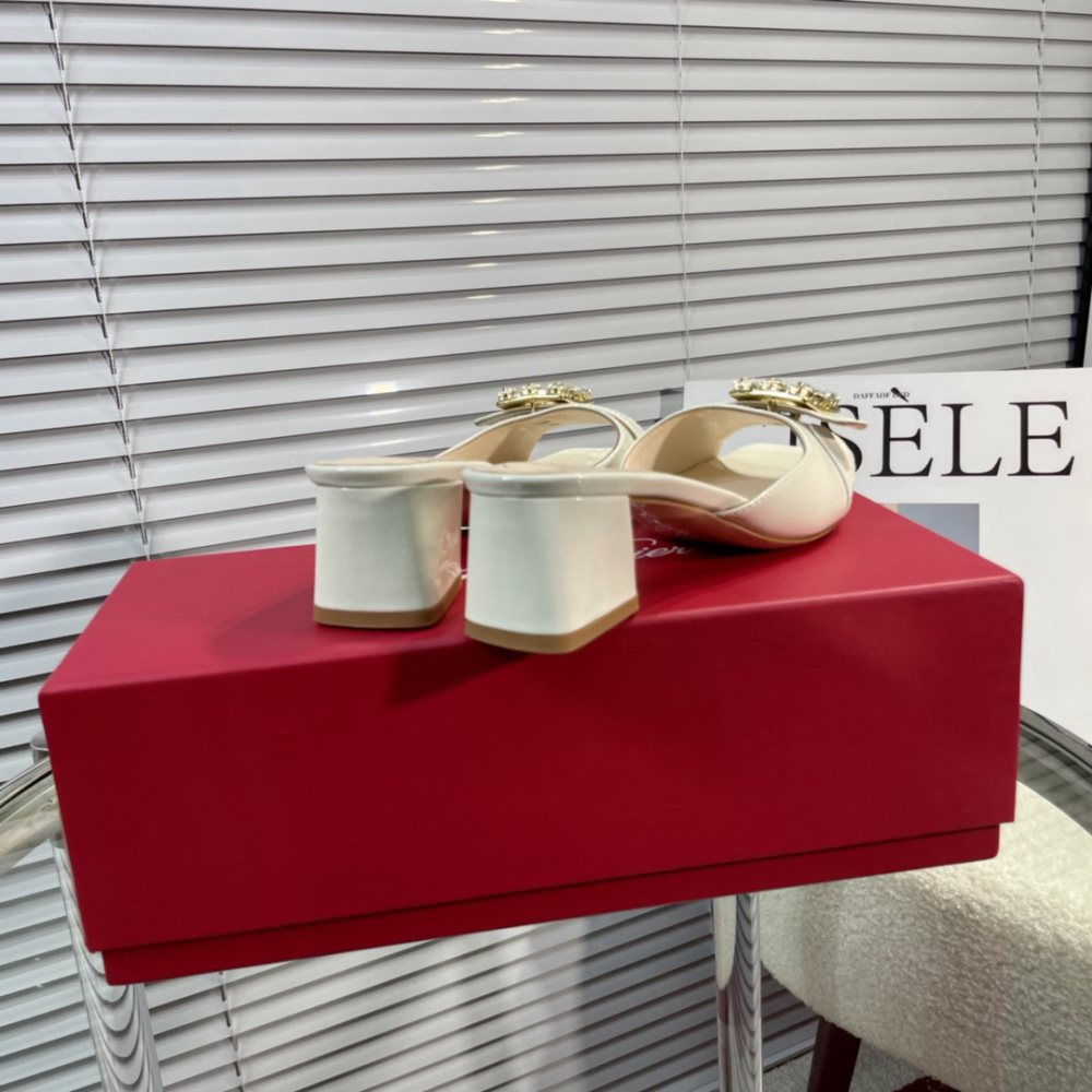 高仿RogerVivier*RVW5365鑽扣一字拖鞋漆皮白色4.5CM免檢版