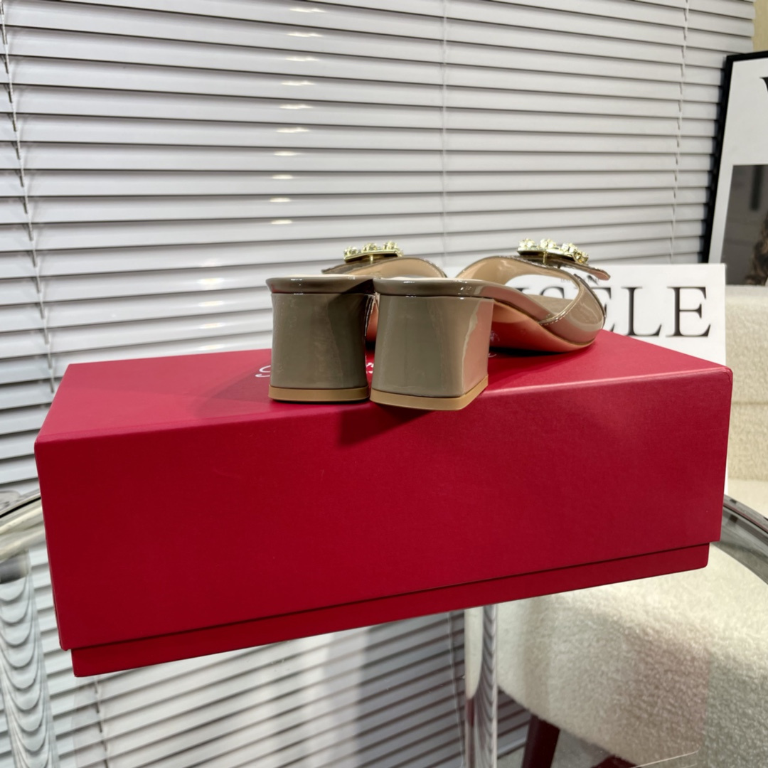 高仿RogerVivier*RVW5366鑽扣一字拖鞋漆皮卡其4.5CM免檢版
