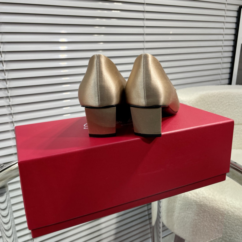 高仿RogerVivier*RVW0161飾扣真絲單鞋裸色4.5CM免檢版