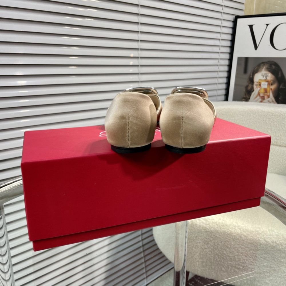 高仿RogerVivier*RVW0880鑽扣中空平底鞋金色免檢版
