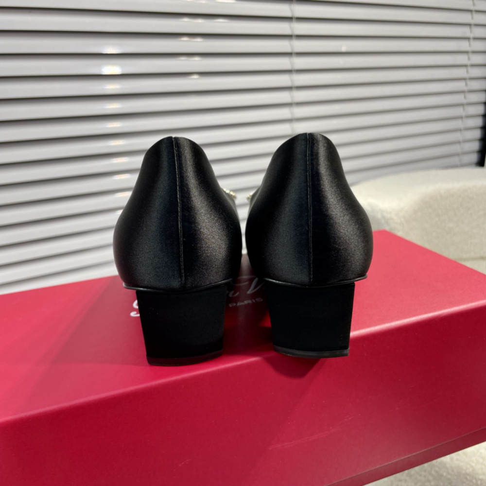 高仿RogerVivier*RVW0060飾扣真絲單鞋黑色4.5CM免檢版