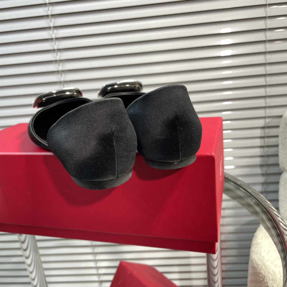高仿RogerVivier*RVW0881鑽扣中空平底鞋黑色免檢版