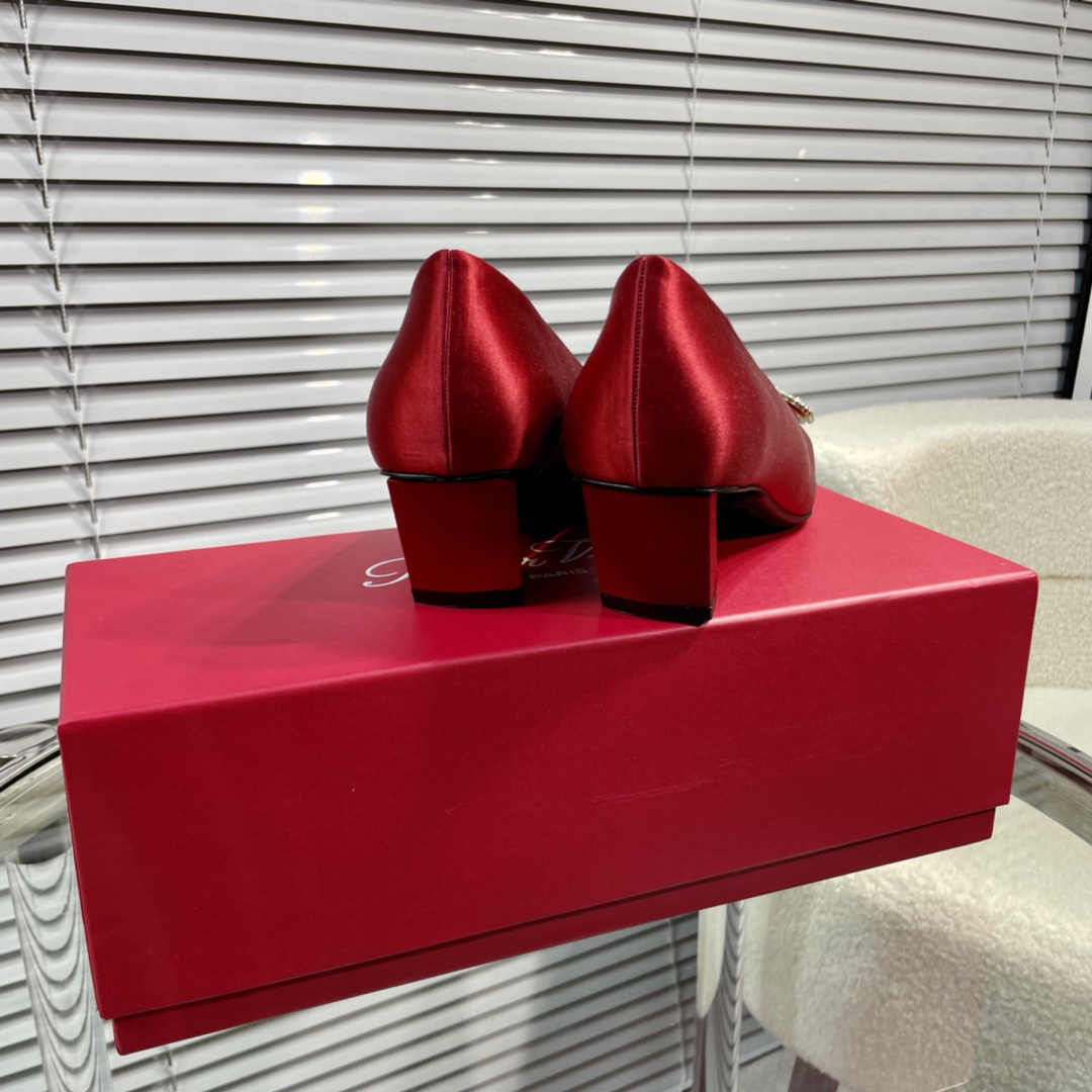 高仿RogerVivier*RVW0163飾扣真絲單鞋紅色4.5CM免檢版