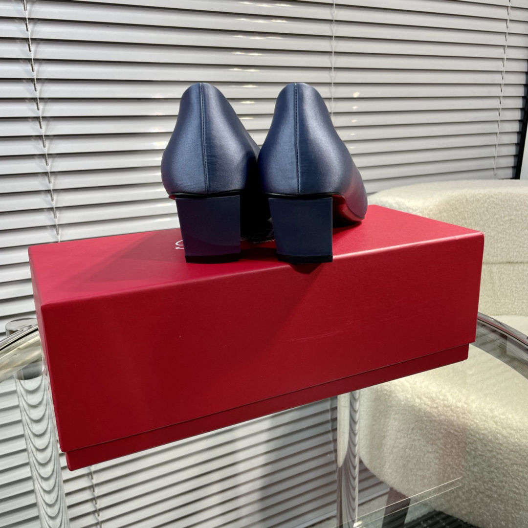 高仿RogerVivier*RVW0164飾扣真絲單鞋淺藍4.5CM免檢版