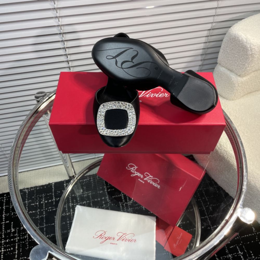 高仿RogerVivier*RVW0881鑽扣中空平底鞋黑色免檢版