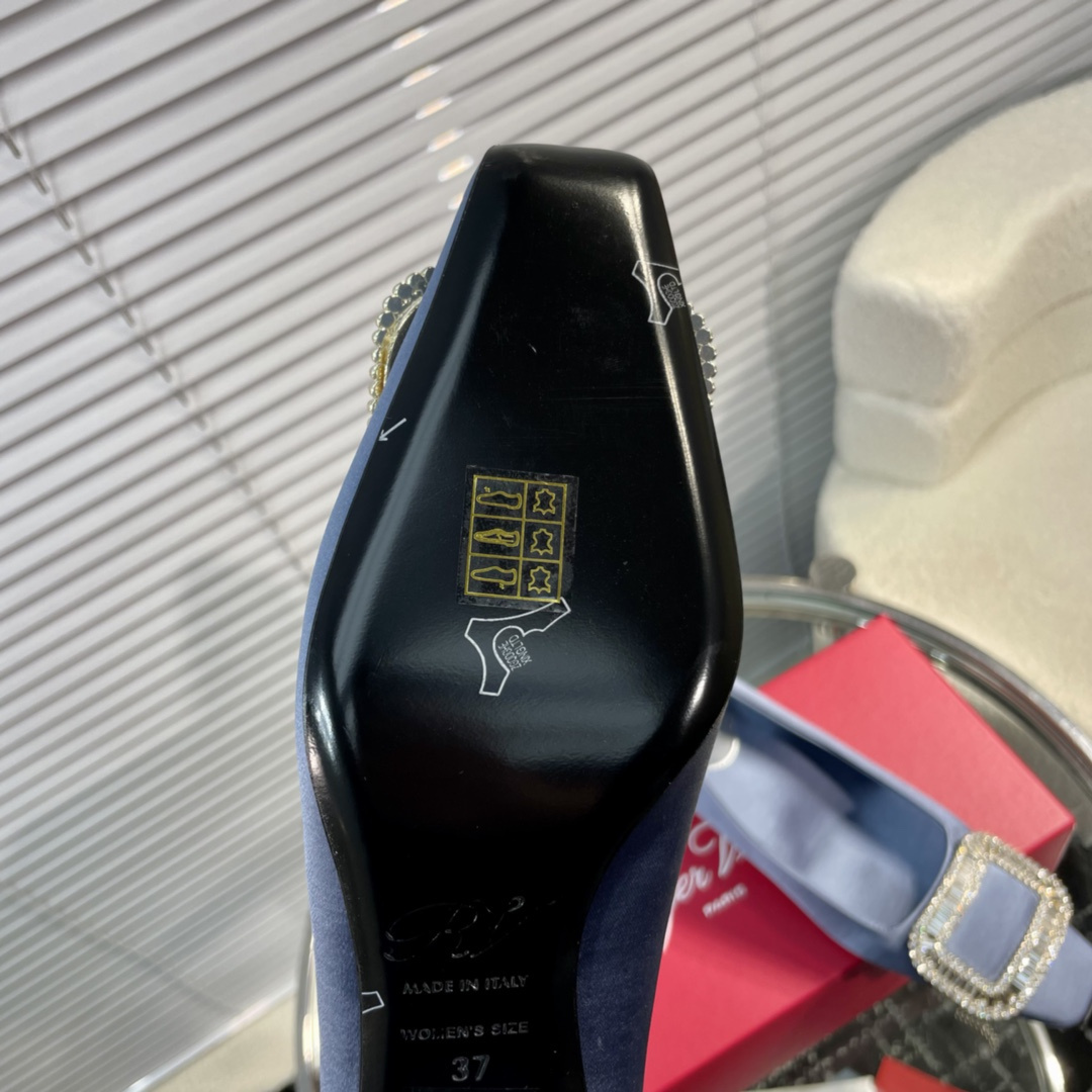 高仿RogerVivier*RVW0164飾扣真絲單鞋淺藍4.5CM免檢版