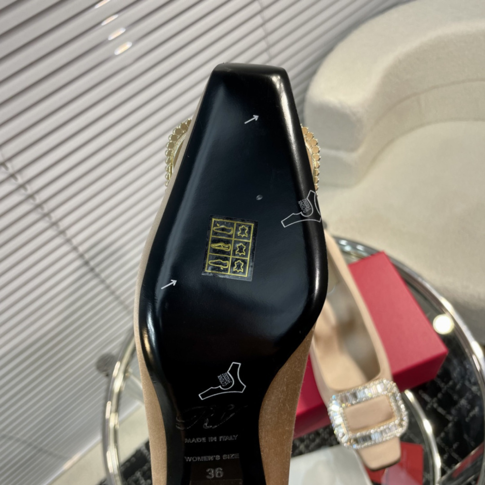 高仿RogerVivier*RVW0161飾扣真絲單鞋裸色4.5CM免檢版