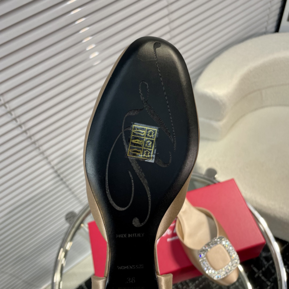 高仿RogerVivier*RVW0880鑽扣中空平底鞋金色免檢版