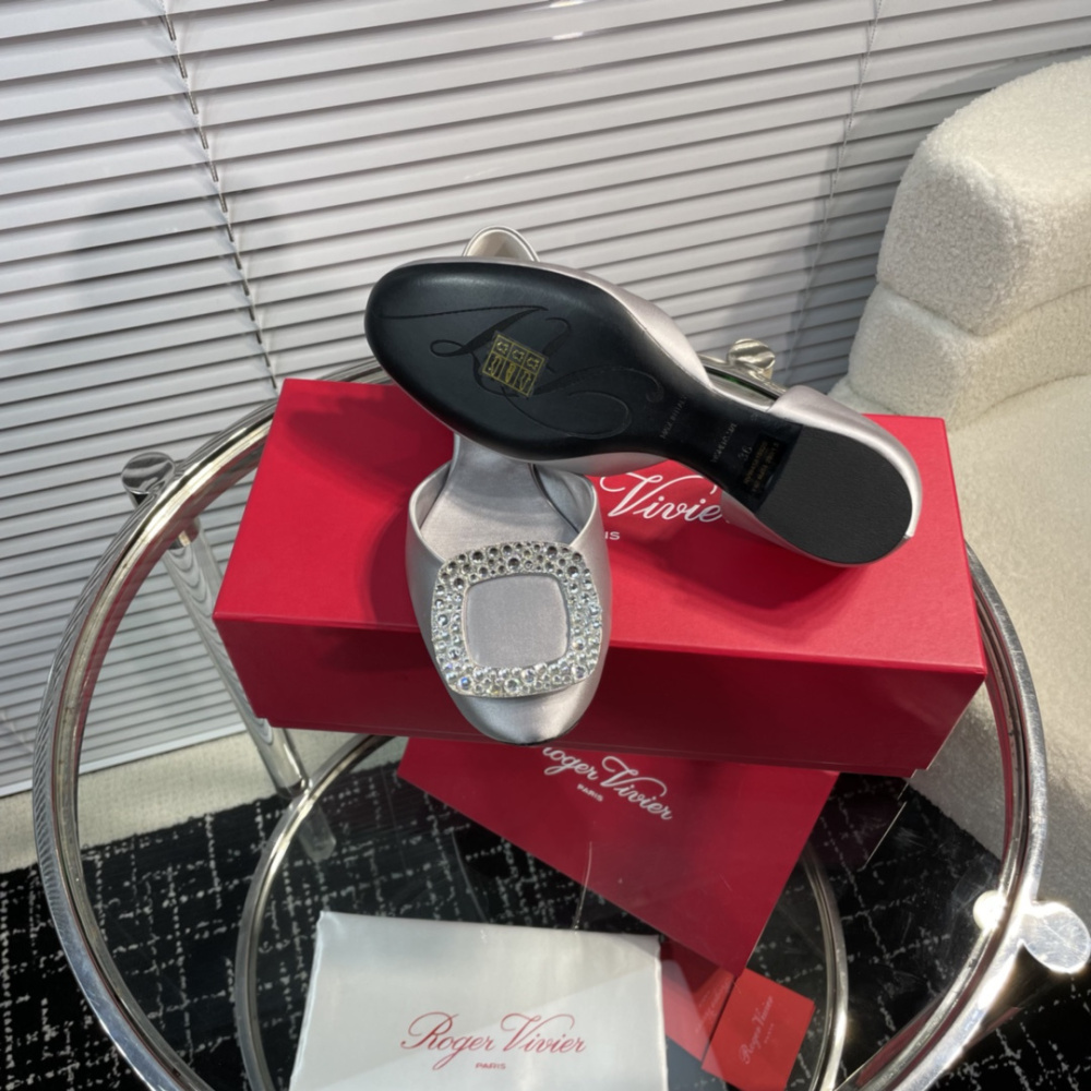 高仿RogerVivier*RVW0882鑽扣中空平底鞋銀色免檢版